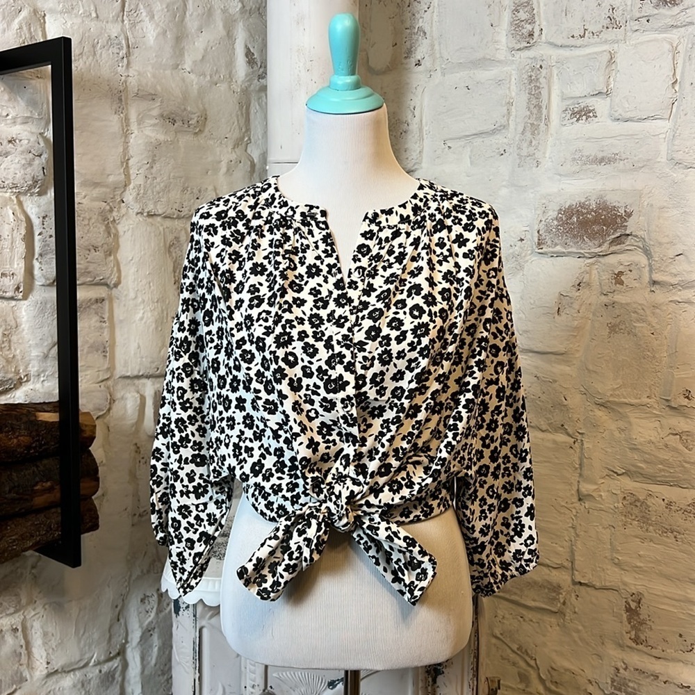 Hayden | Black&White Floral Button Up Blouse